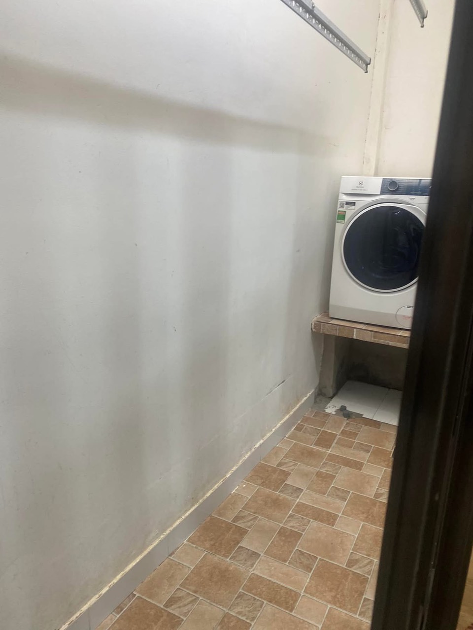 Chính chủ cho thuê nhà mặt đất 100m² full nội thất – ngõ 464 Âu Cơ, ô tô đỗ cửa – Giá 12tr/tháng 15981710