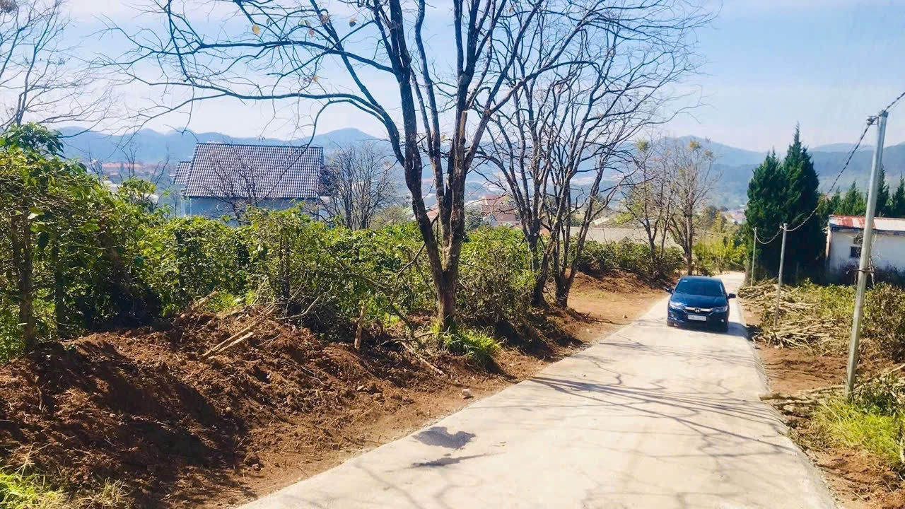 Nằm gần ngay trung tâm xã Đạ Sar, cách trung tâm thành phố Đà Lạt 25 phút di chuyển, cách Quốc Lộ 15981989