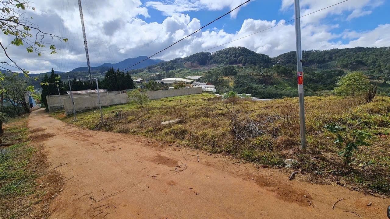 Nằm gần ngay trung tâm xã Đạ Sar, cách trung tâm thành phố Đà Lạt 25 phút di chuyển, cách Quốc Lộ 15981989