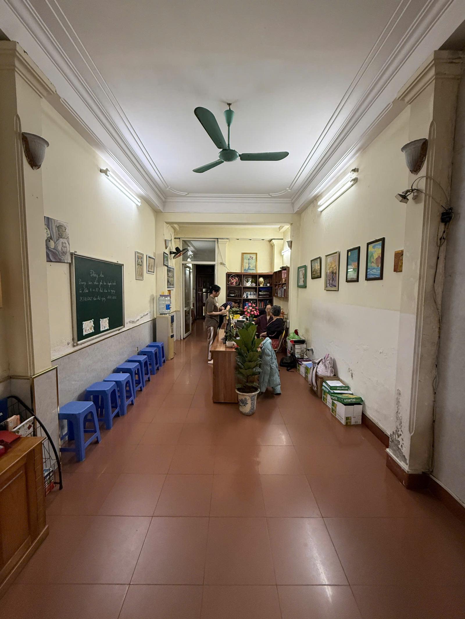 Chính chủ cho thuê nguyên căn sát góc, hướng Đông, mặt phố Bà Triệu, Q.Hai Bà Trưng, Hà Nội. 15982210