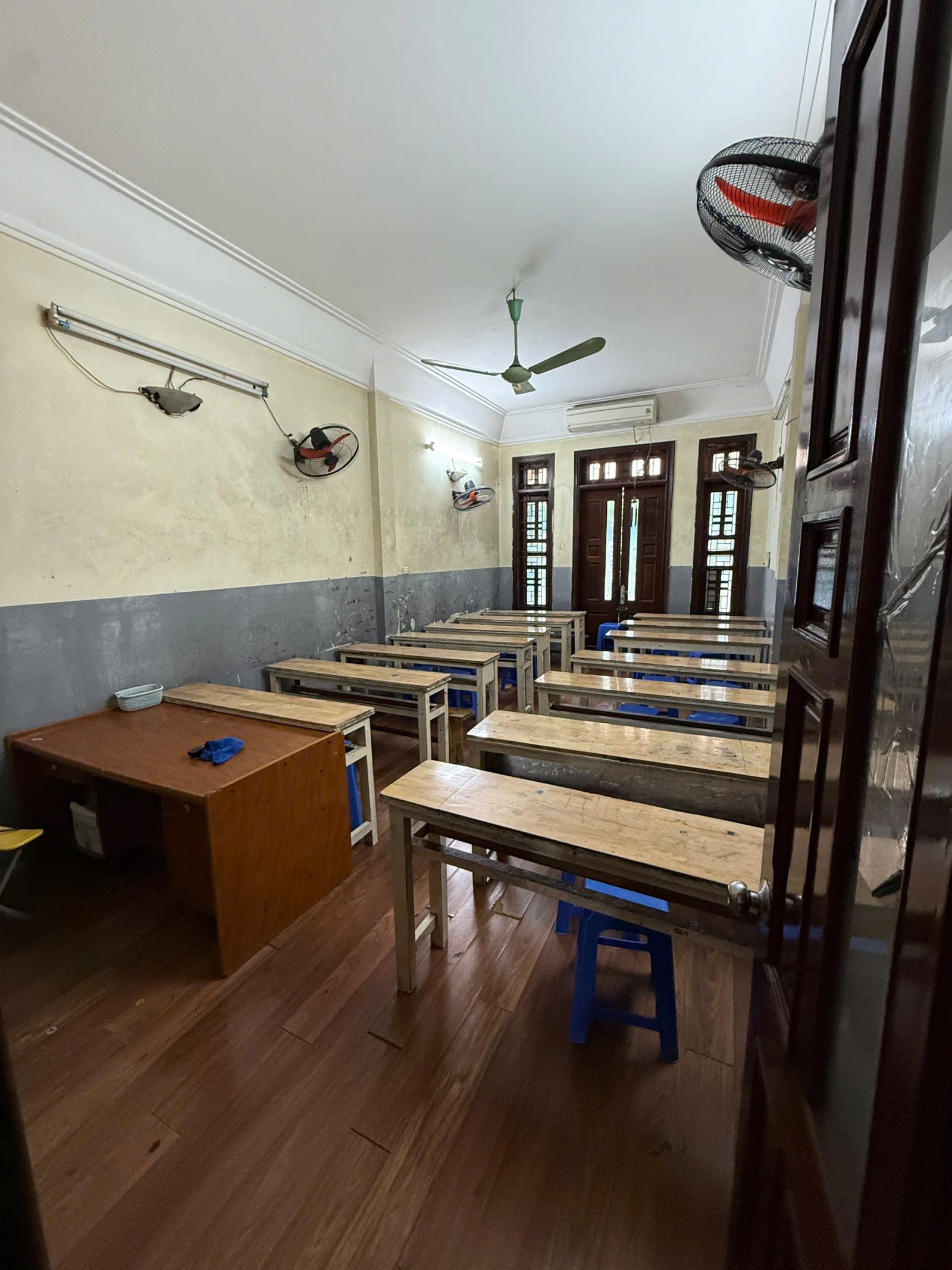 Chính chủ cho thuê nguyên căn sát góc, hướng Đông, mặt phố Bà Triệu, Q.Hai Bà Trưng, Hà Nội. 15982210