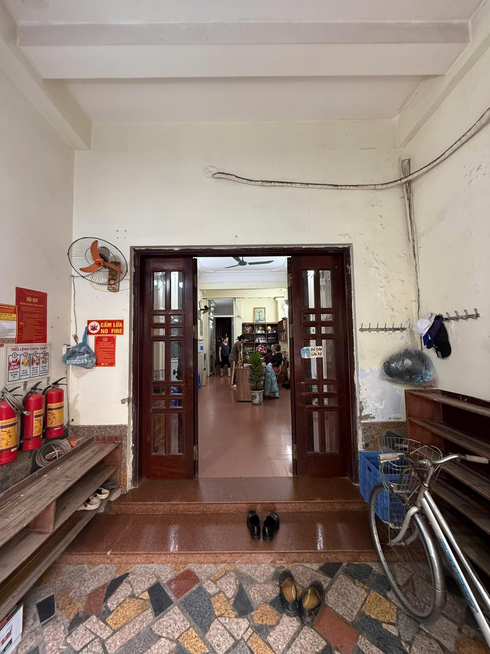 Chính chủ cho thuê nguyên căn sát góc, hướng Đông, mặt phố Bà Triệu, Q.Hai Bà Trưng, Hà Nội. 15982210