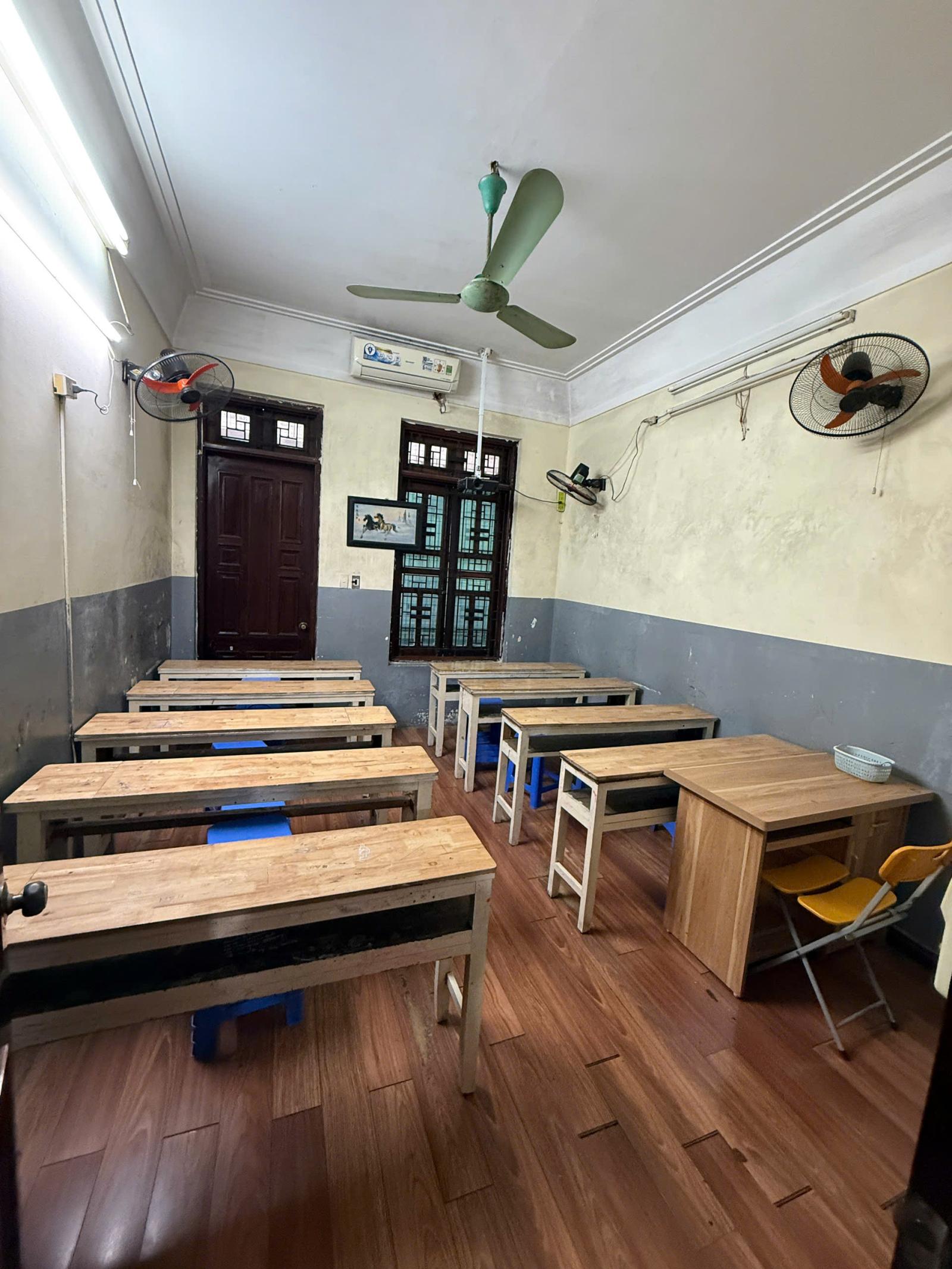 Chính chủ cho thuê nguyên căn sát góc, hướng Đông, mặt phố Bà Triệu, Q.Hai Bà Trưng, Hà Nội. 15982210