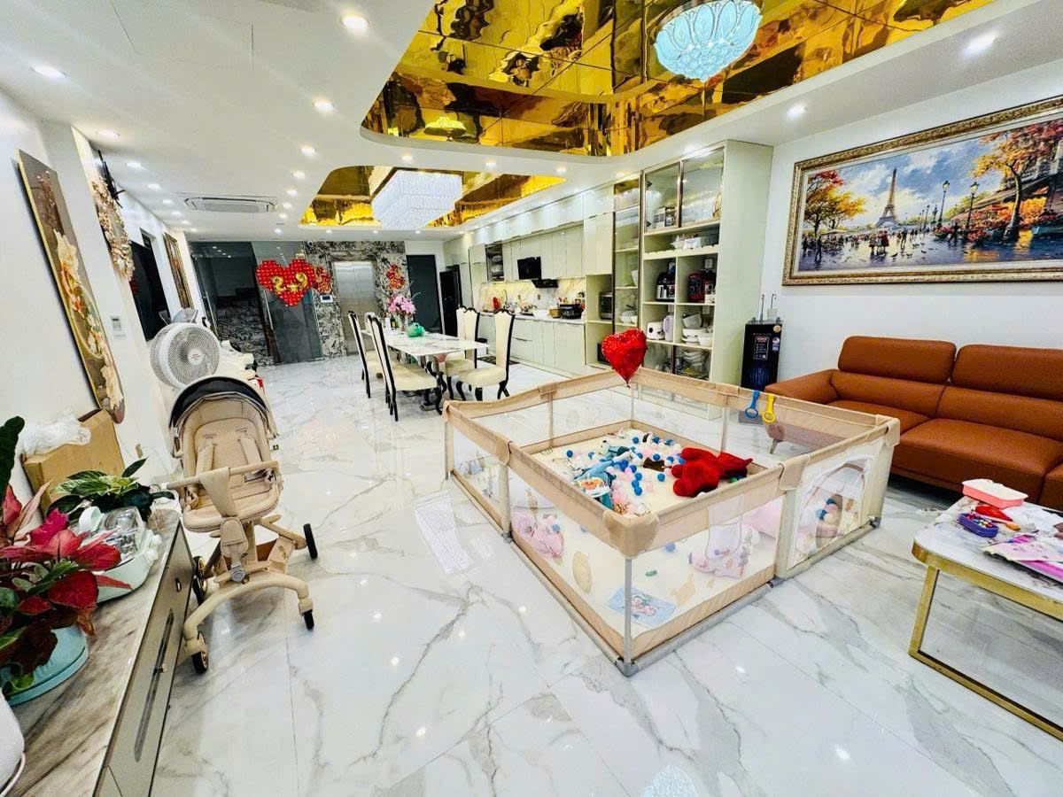 HOA HẬU PHỐ TRẠM - MỚI KÍNH KOONG - 8 TẦNG - THANG MÁY - GARA 2 Ô TÔ , NỘI THẤT CAO CẤP 15982246