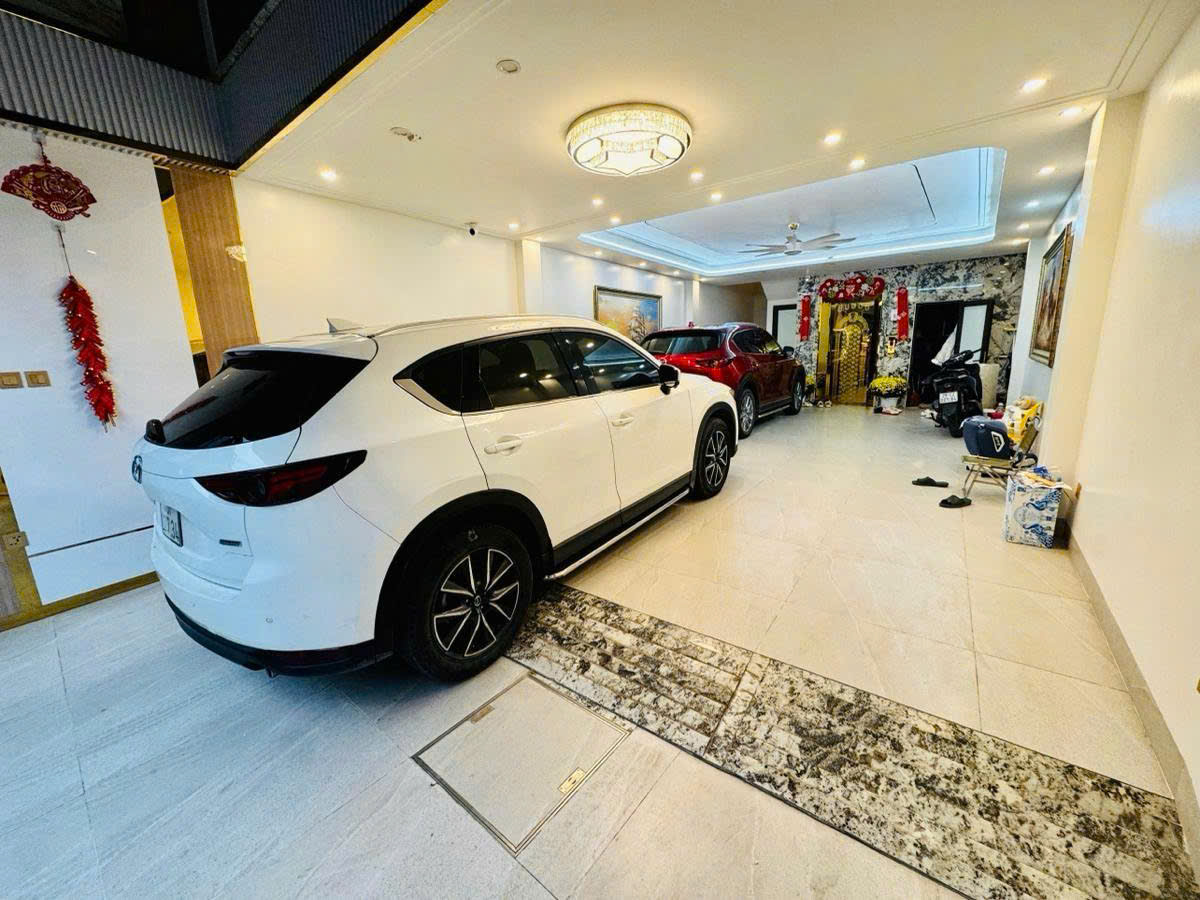 HOA HẬU PHỐ TRẠM - MỚI KÍNH KOONG - 8 TẦNG - THANG MÁY - GARA 2 Ô TÔ , NỘI THẤT CAO CẤP 15982246