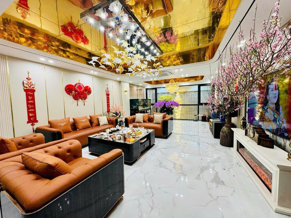 HOA HẬU PHỐ TRẠM - MỚI KÍNH KOONG - 8 TẦNG - THANG MÁY - GARA 2 Ô TÔ , NỘI THẤT CAO CẤP 15982246