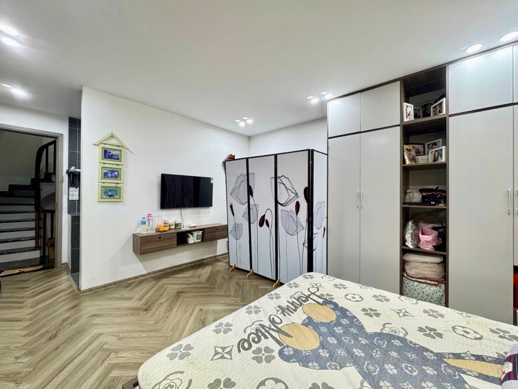 Chỉ hơn 9 tỷ. mặt phố Ngọc Lâm, Kinh Doanh 30m x 5T vỉa hè thêng thang ! 15982315