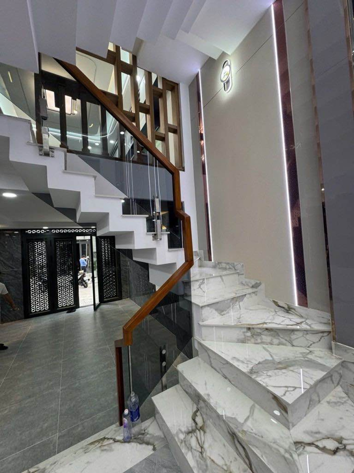 Nhà mới 5 tầng tại khu vực có tiềm năng phát triển ổn định 15983031