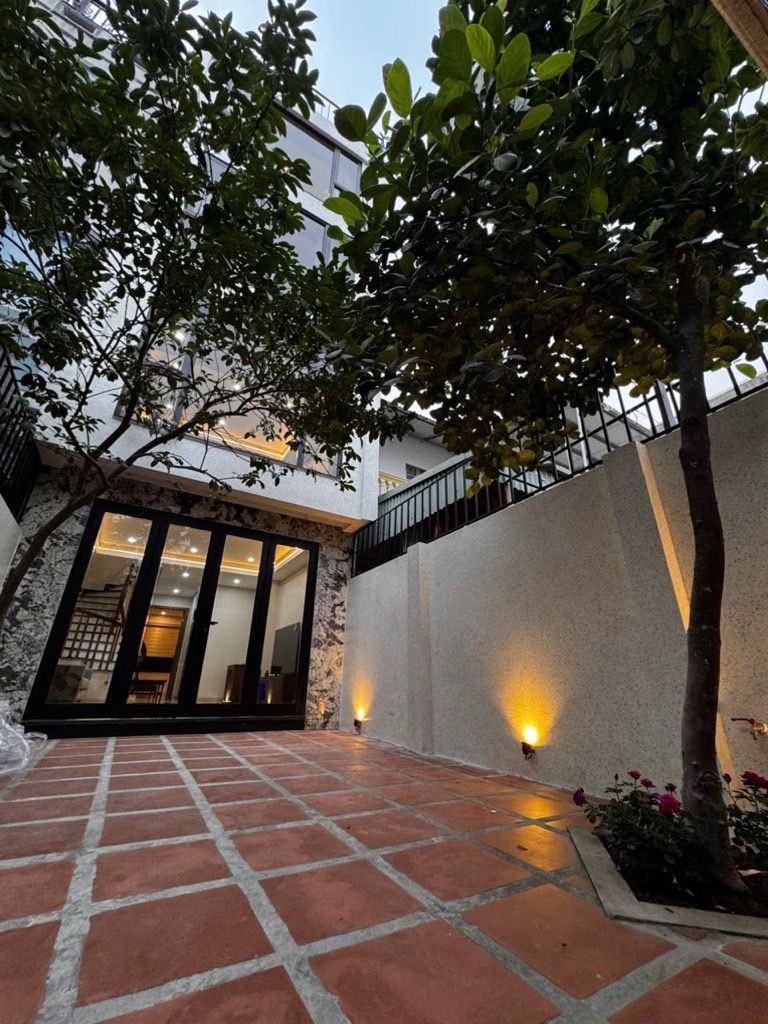 Bán nhà Hoa Lâm, Lệ Mật 70m x 4T sân vườn, oto thông, giá rẻ nhất khu vực 15983215