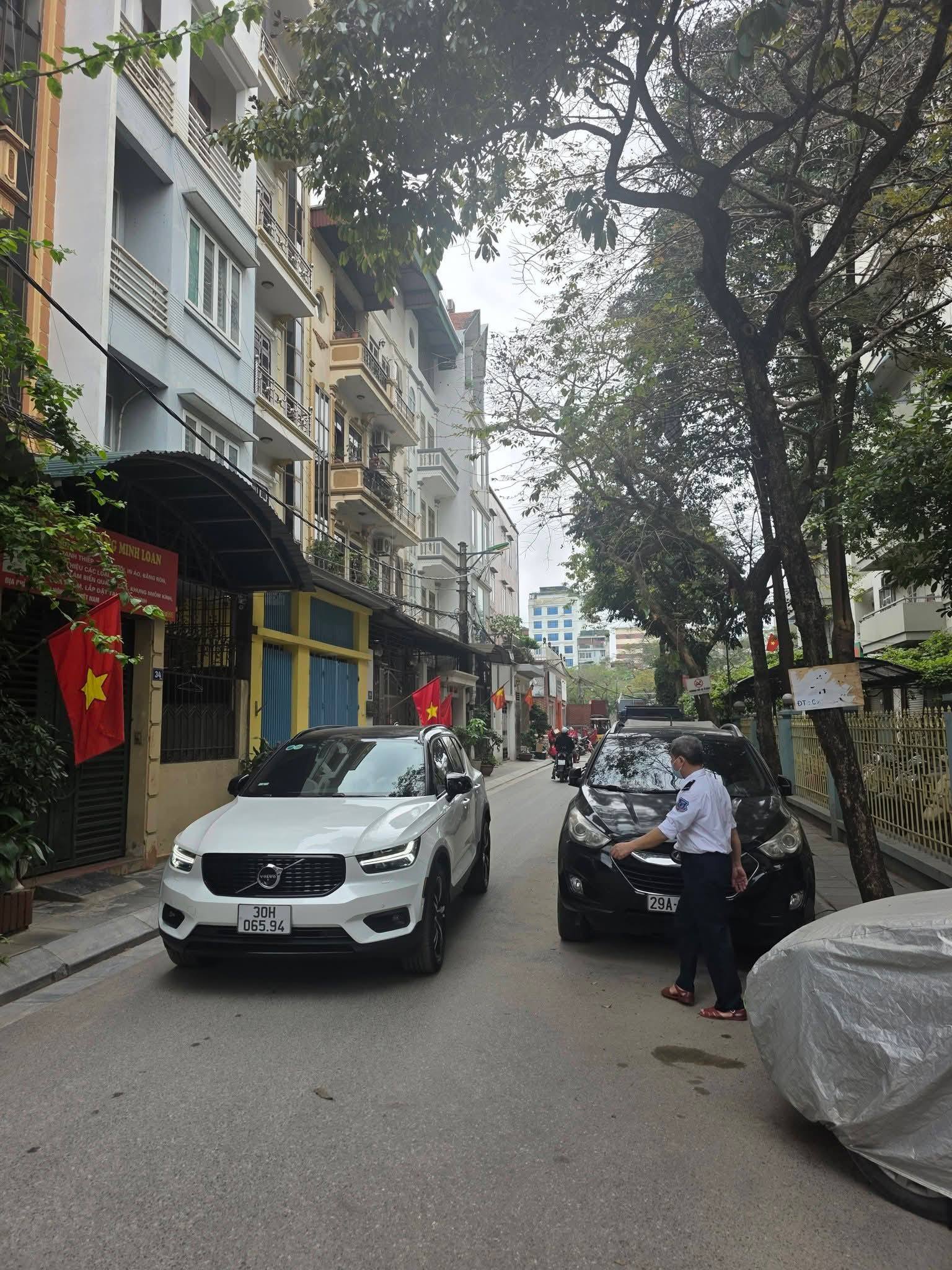 Bán nhà khu phân lô Hoàng Quốc Việt, Cầu Giấy, vỉa hè ô tô, 48m, mặt tiền 5.3m, 18.5 tỷ 15983277