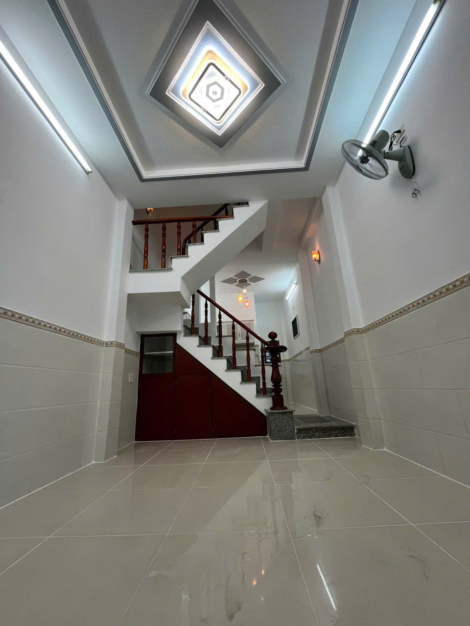 Nhà mới 2 lầu rất đẹp diện tích rộng rãi 3,2mx10m bến xe buýt hiệp thành q12 15983413