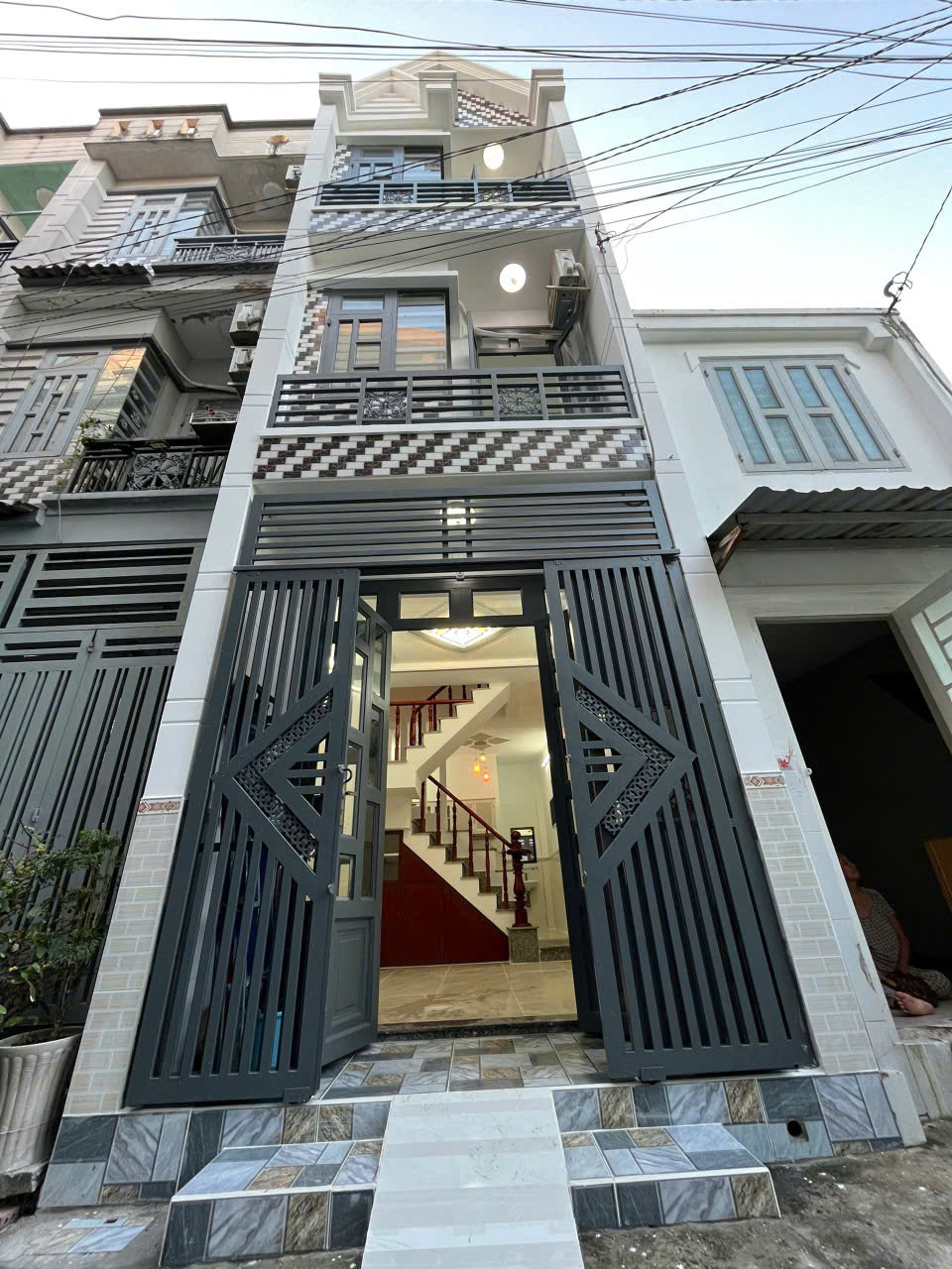 Nhà mới 2 lầu rất đẹp diện tích rộng rãi 3,2mx10m bến xe buýt hiệp thành q12 15983413