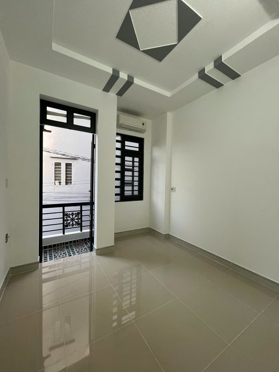 Nhà mới 2 lầu rất đẹp diện tích rộng rãi 3,2mx10m bến xe buýt hiệp thành q12 15983413