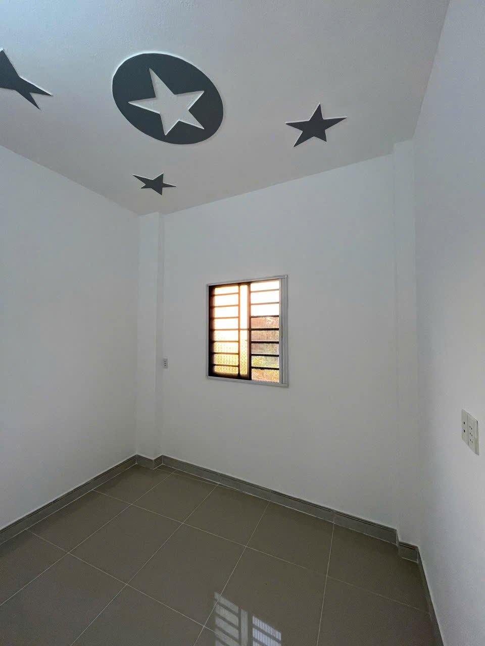 Nhà mới 2 lầu rất đẹp diện tích rộng rãi 3,2mx10m bến xe buýt hiệp thành q12 15983413