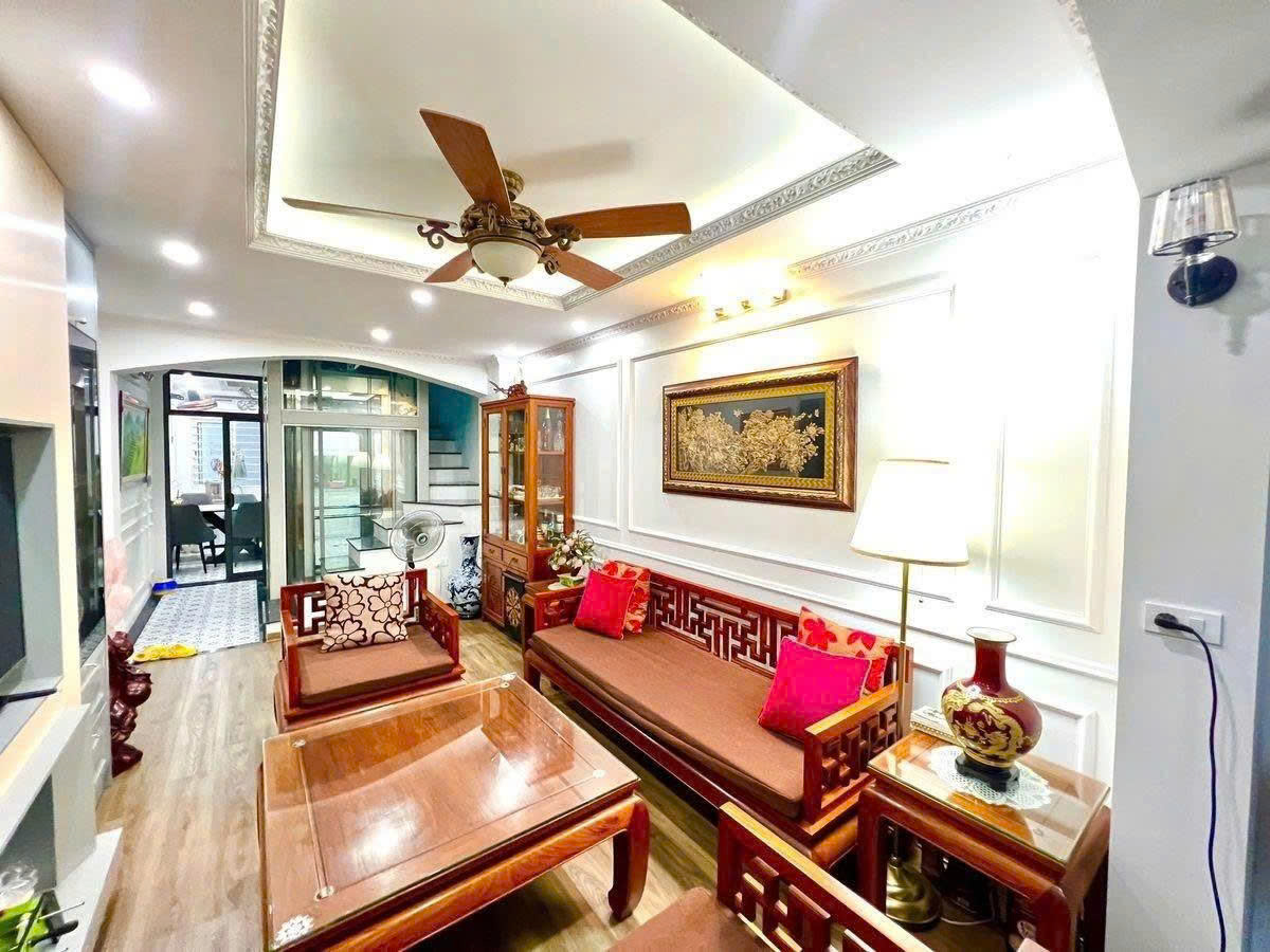 Bán Nhà Đội Nhân 37m.  5 tầng. mặt tiền 3.3m. giá 15.5 Tỷ Ba Đình Hà Nội 15983556