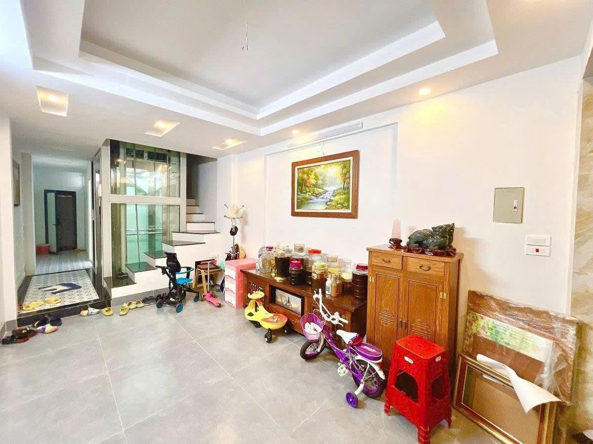 Bán Nhà Đội Nhân 37m.  5 tầng. mặt tiền 3.3m. giá 15.5 Tỷ Ba Đình Hà Nội 15983556