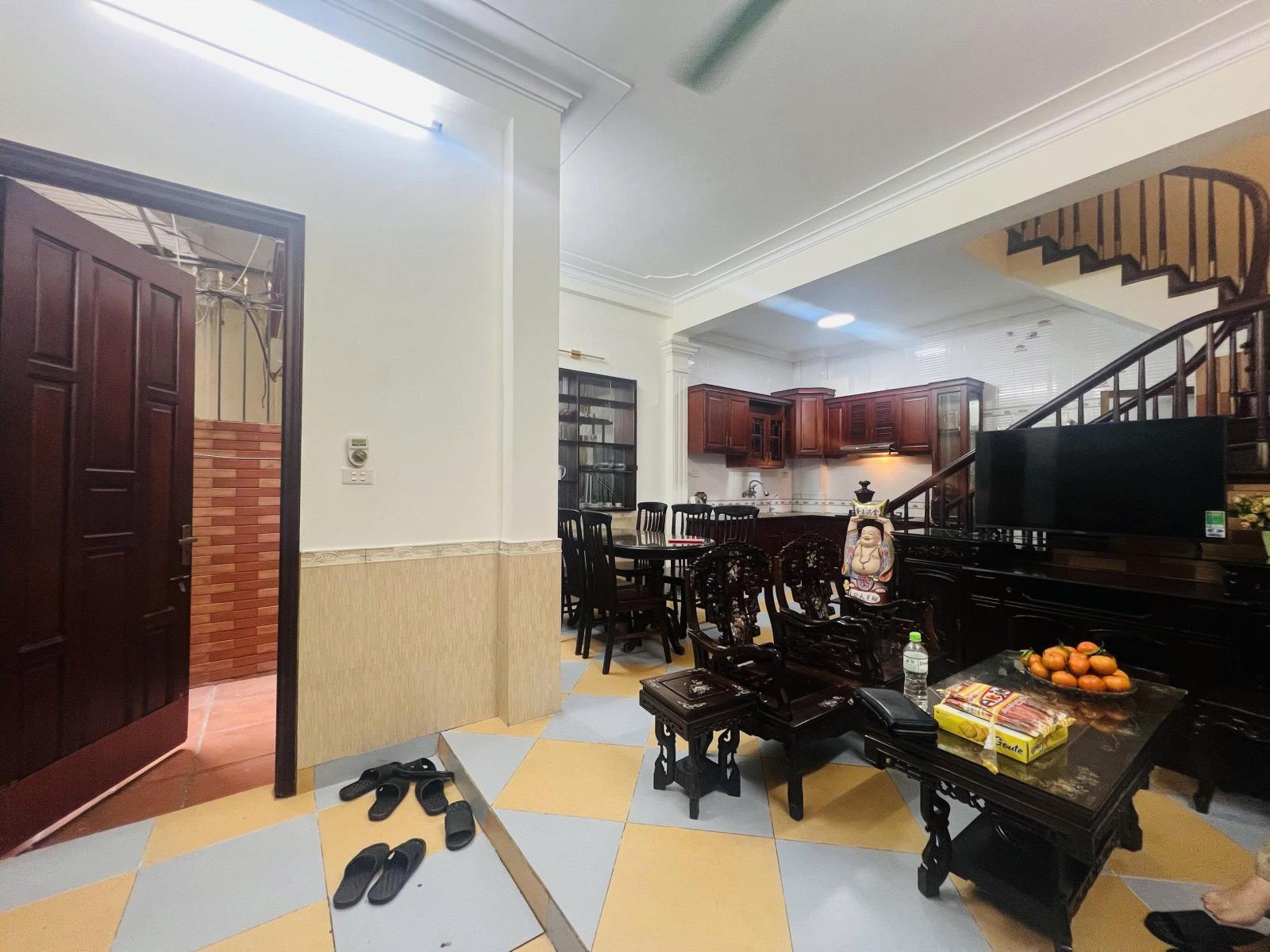 Bán Nhà Ngọc Khánh 40m2. 5 tầng. mặt tiền 5.1m. giá 9.8 tỷ Ba Đình Hà Nội 15983690