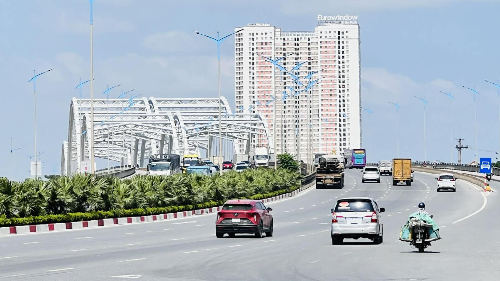 nhà lô góc mặt phố Long Biên, 100m, mặt tiền 7.3m, ôtô 2 chiều 15983713