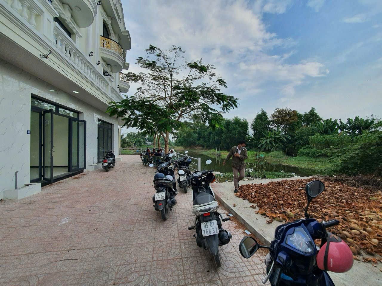 CHỈ 2,3 TỶ - NHÀ MẶT PHỐ 5M*24M - 3 TẦNG CẦN ĐƯỚC LONG AN - NHÀ TRỐNG GIAO NGAY 15983811