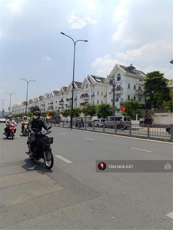 CĂN HỘ DỊCH VỤ ĐƯỜNG DƯƠNG QUẢNG HÀM & ĐS 20 + GẦN CHUNG CƯ HÀ KIỀU + 5 TẦNG (5,5x17m) CÓ 10 PHÒNG 15983858