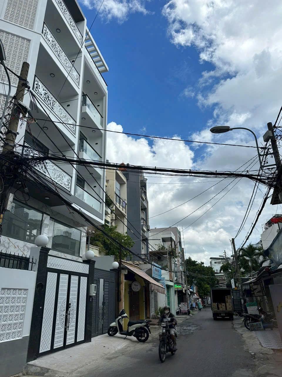 BÁN NHÀ MẶT TIỀN  ( 4.1m x 14.5m ) + 5 LẦU THANG MÁY + GẦN EMART PHAN VĂN TRỊ 15983945