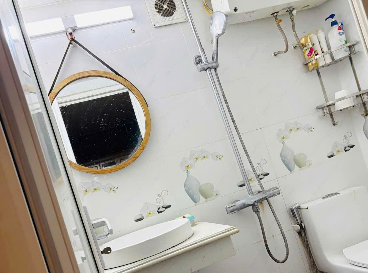 Cần cho thuê nhà 48m2 x 2 tầng có 3 phòng ngủ, 1WC, đầy đủ tiện nghi đường Hoàng Hoa Thám, quận Ba 15984425