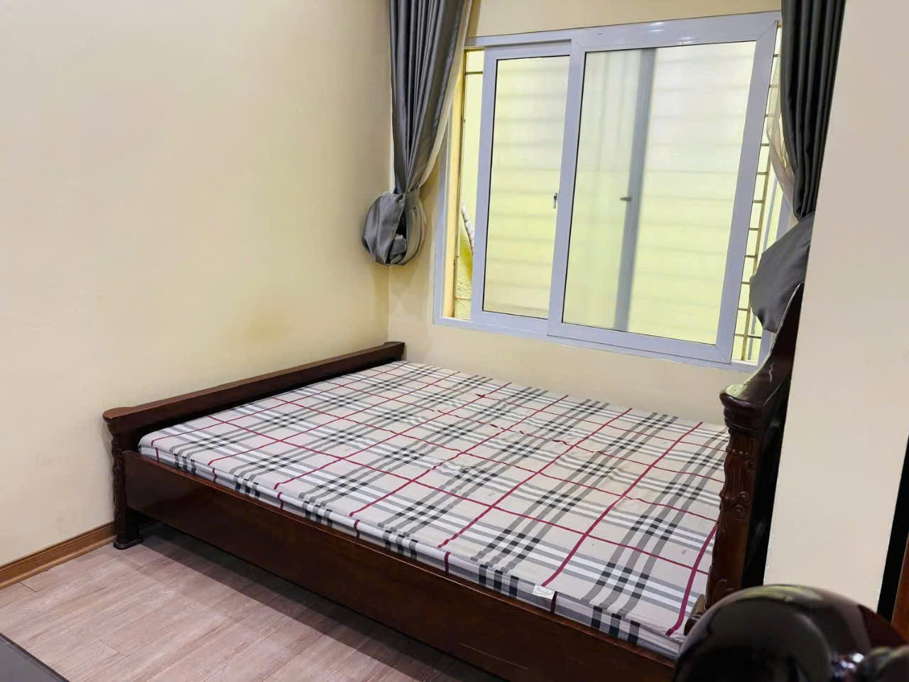 Cần cho thuê nhà 48m2 x 2 tầng có 3 phòng ngủ, 1WC, đầy đủ tiện nghi đường Hoàng Hoa Thám, quận Ba 15984425