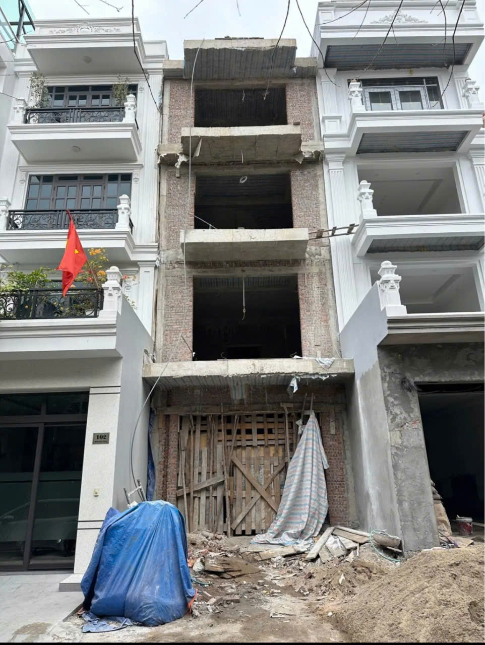 ⛔⛔Bán nhà thô - mặt đường Hoàng Ngọc Phách - Quán Nam -100m 4 tầng 15984463