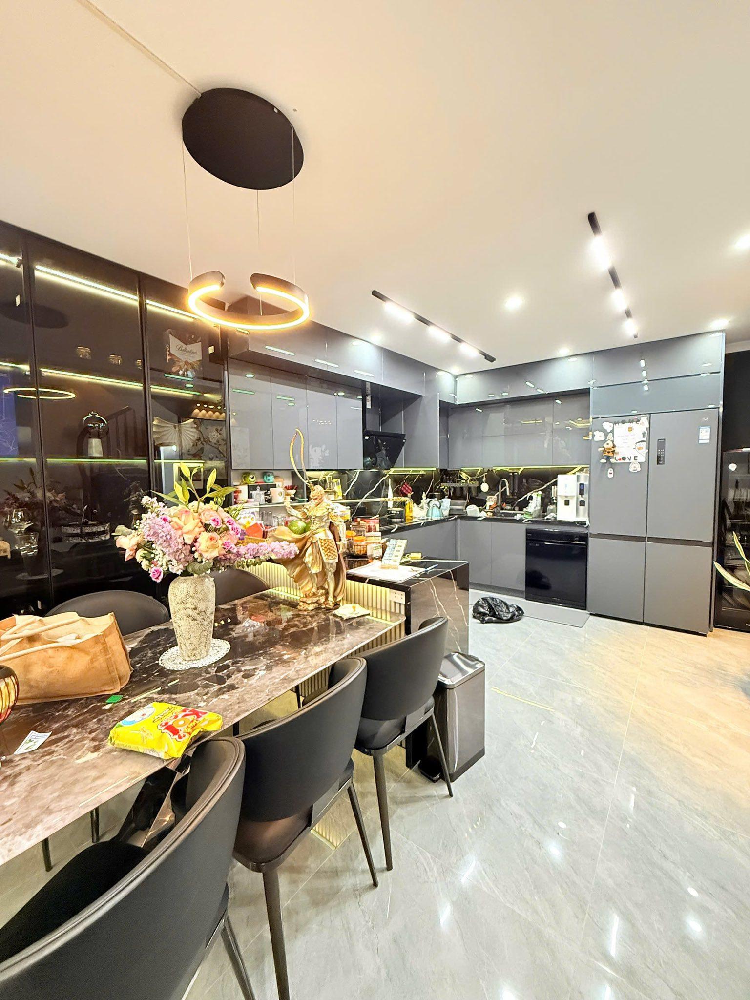 MỘT CĂN DUY NHẤT LẠC LONG QUÂN LÔ GÓC , THANG MÁY Ở NGAY 58M 6TẦNG 15.2TỶ 15985388