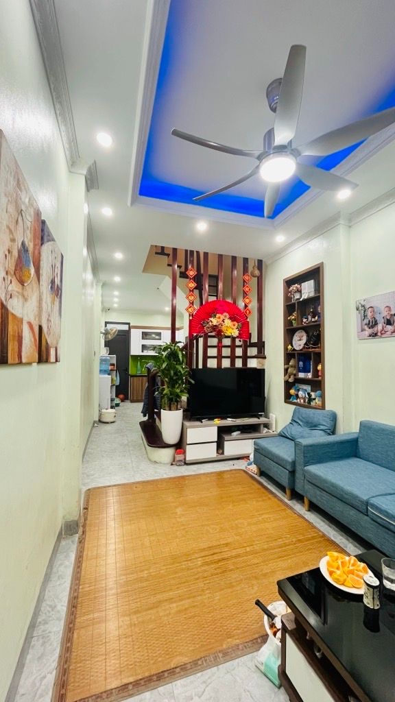 nguyễn đình hoàn cầu giấy 35m x4 tầng 9,3 tỷ 30m ô tô tránh,ngõ thông 15985547