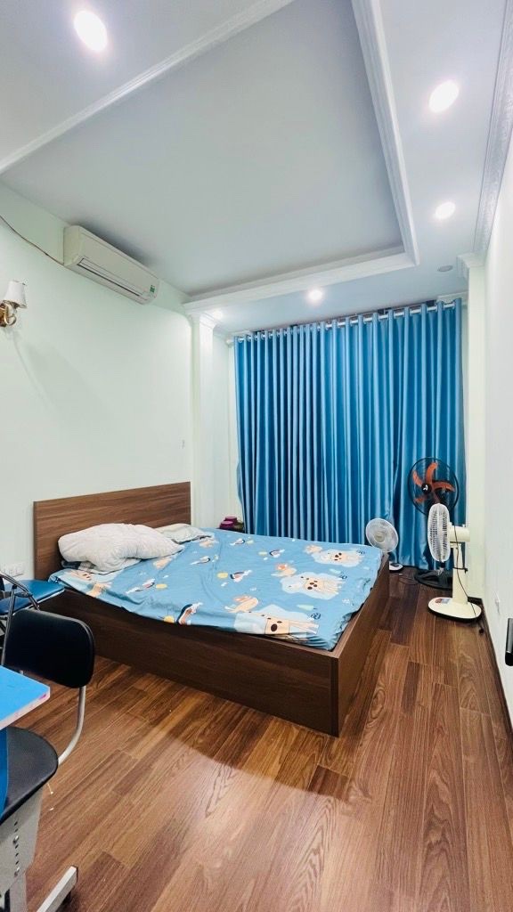 nguyễn đình hoàn cầu giấy 35m x4 tầng 9,3 tỷ 30m ô tô tránh,ngõ thông 15985547
