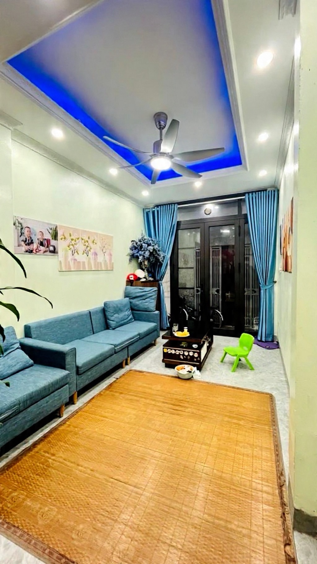 nguyễn đình hoàn cầu giấy 35m x4 tầng 9,3 tỷ 30m ô tô tránh,ngõ thông 15985547