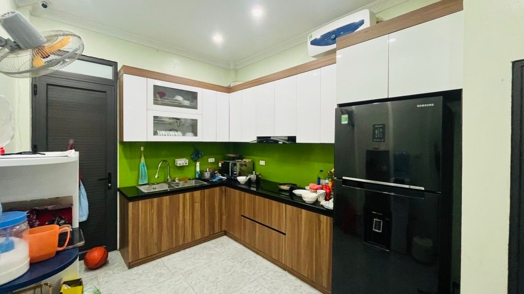 nguyễn đình hoàn cầu giấy 35m x4 tầng 9,3 tỷ 30m ô tô tránh,ngõ thông 15985547