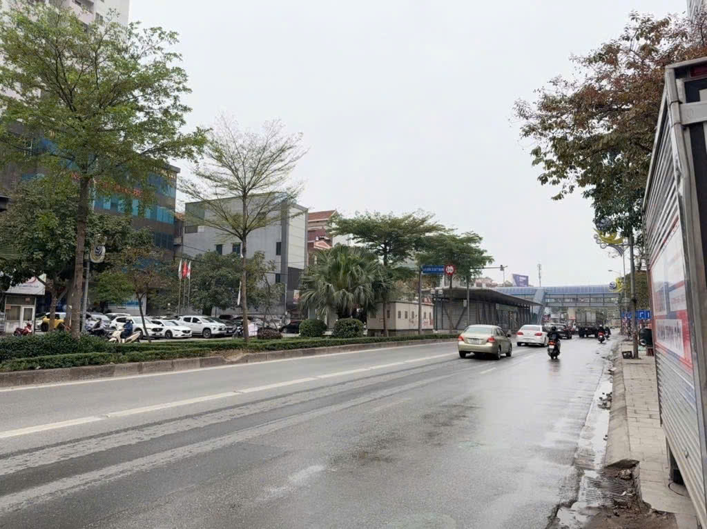 MẶT PHỐ LÊ TRỌNG TẤN , KINH DOANH SẦM UẤT - MẶT TIỀN KHỦNG, VỈA HÈ ĐÁ BÓNG, ĐƯỜNG 2 LÀN, NHÀ 2 MẶT 15985560