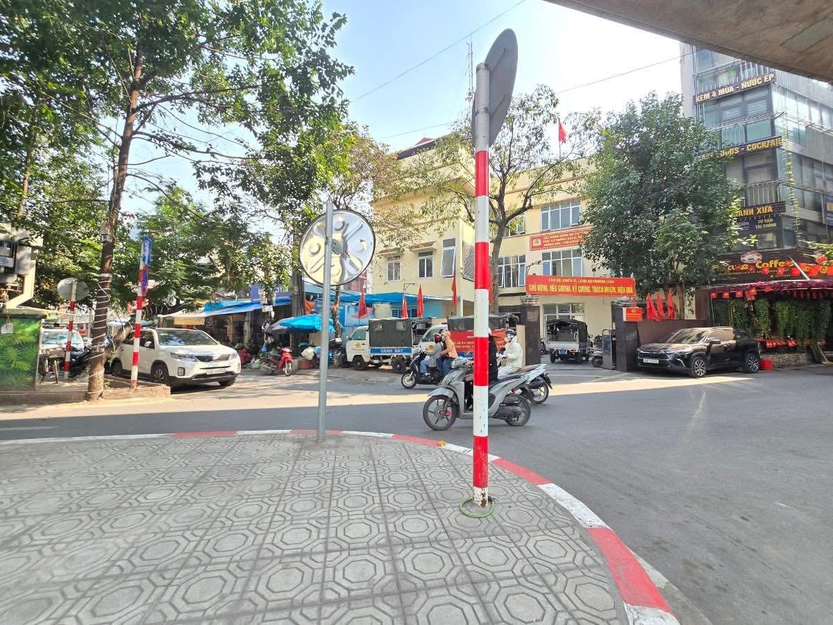 Bán nhà phố Văn Cao, Ba Đình, gần ô tô, khu vực dân trí cao, yên tĩnh, 32m, 5 tầng, 8 tỷ 15985776