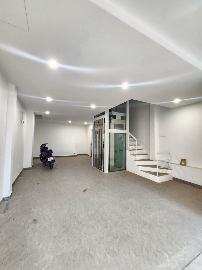 Bán Nhà Võng Thị. Tây Hô. 6 Tầng Thang Máy. Ô Tô. DT 50m2. MT 5.3m. Giá 22.4 Tỷ.  15985877