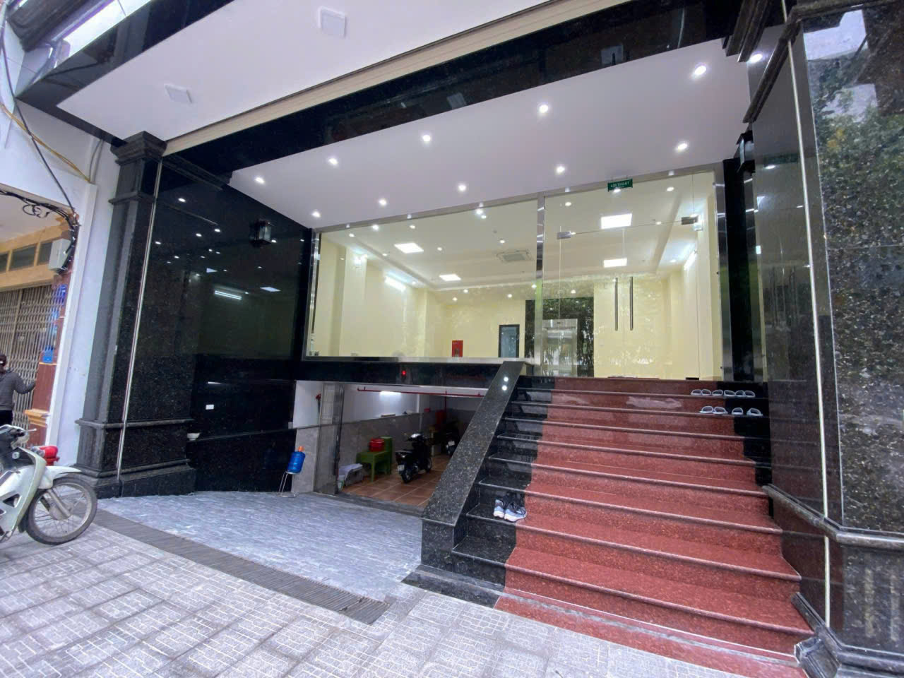 Bán tòa nhà mặt phố Hoàng Quốc Việt, kinh doanh đỉnh, chỉ 54 tỷ 15986127