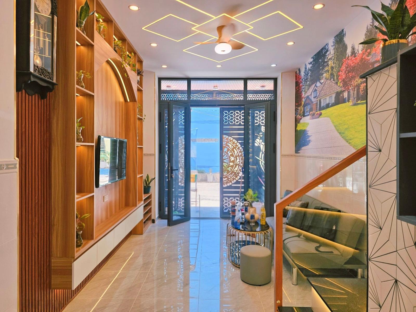 KHU VỰC HIẾM NHÀ BÁN - NGAY SÂN BAY - FULL NỘI THẤT - NHÀ ĐẸP Ở NGAY - SỔ VUÔNG A4 - NHĨNH 5 TỶ 15986135