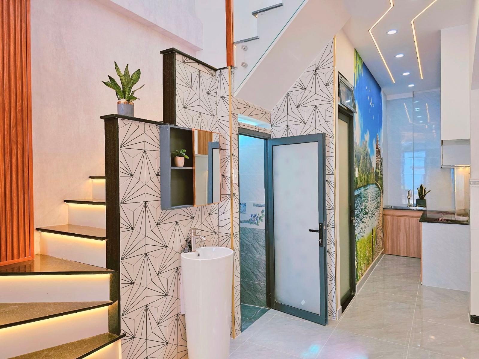 KHU VỰC HIẾM NHÀ BÁN - NGAY SÂN BAY - FULL NỘI THẤT - NHÀ ĐẸP Ở NGAY - SỔ VUÔNG A4 - NHĨNH 5 TỶ 15986135