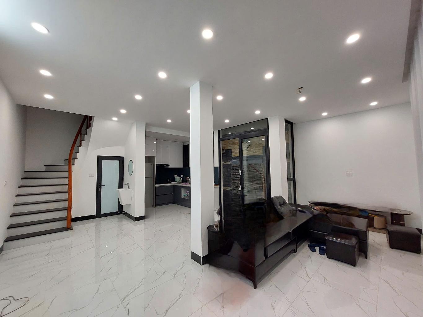 Bán nhà 5 tầng phố Trích Sài. diện tích 46m2,giá 17 tỷ 15986247