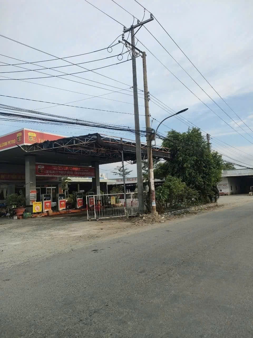 CHUYỂN NHƯỢNG HỆ SINH THÁI VẬN TẢI & CÂY XĂNG Cây xăng dt 25000m2 và trạm điều hành bd gần 200m2 15986277