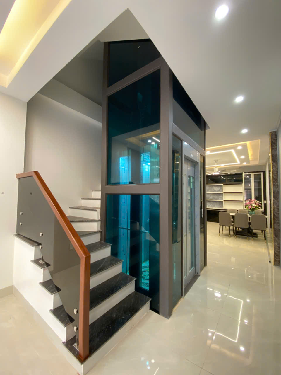 bán nhà 4 tầng cầu thang máy hiện đại nằm ngay mặt đường ngô thì nhậm 15986278