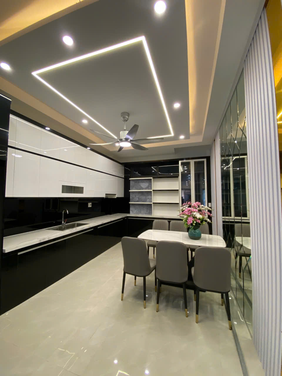 bán nhà 4 tầng cầu thang máy hiện đại nằm ngay mặt đường ngô thì nhậm 15986278