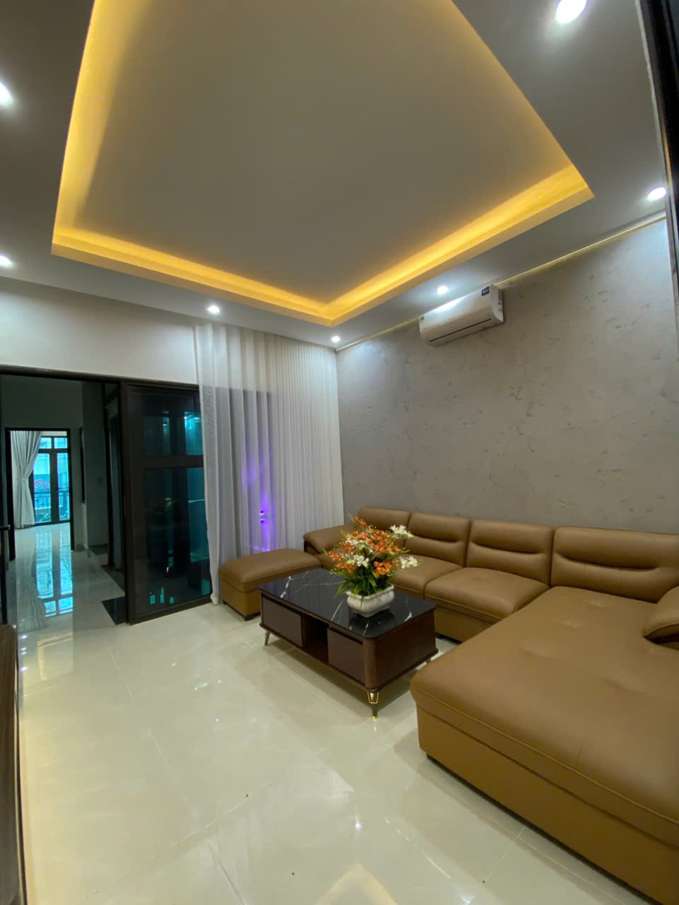 bán nhà 4 tầng cầu thang máy hiện đại nằm ngay mặt đường ngô thì nhậm 15986278