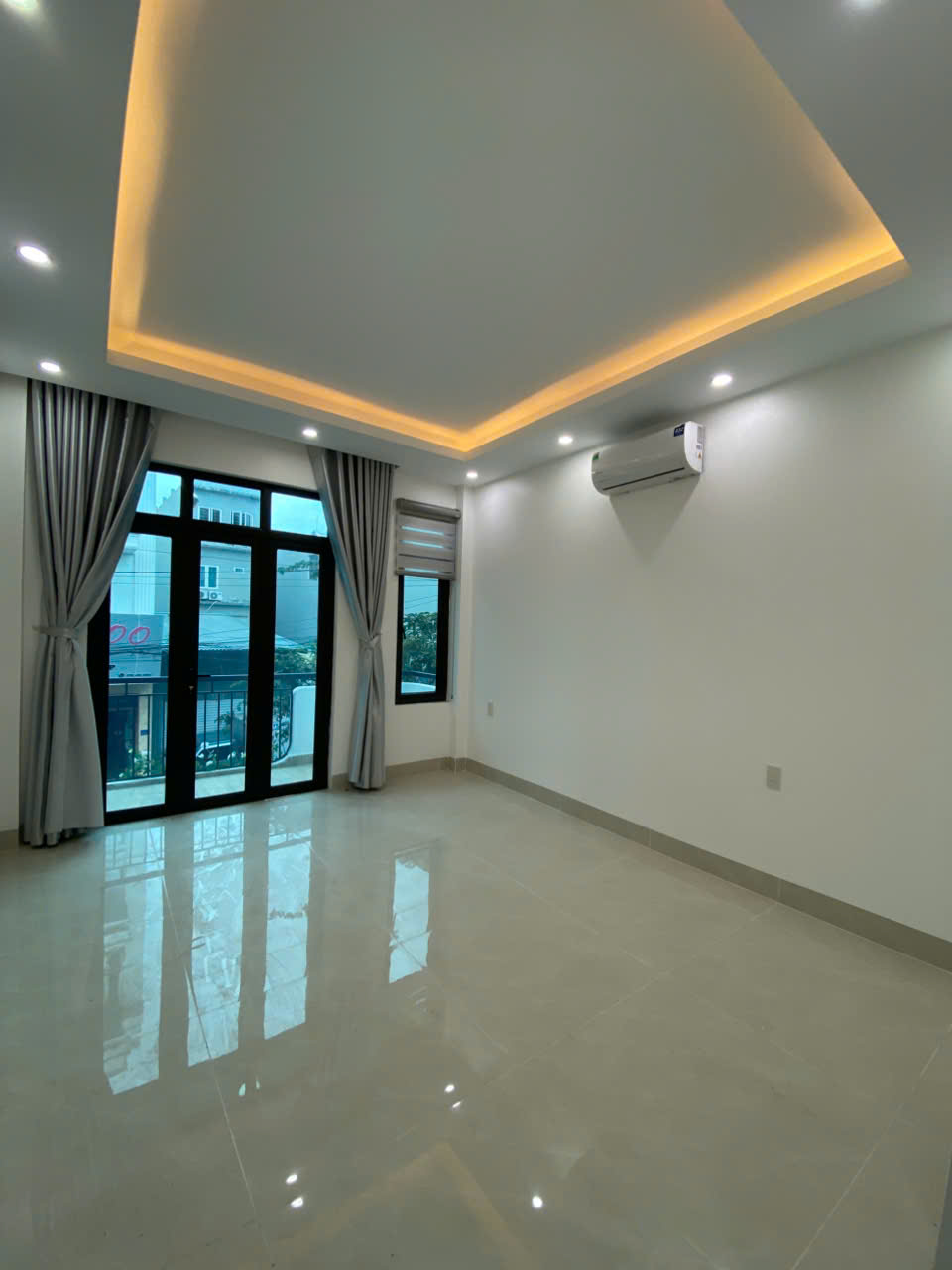 bán nhà 4 tầng cầu thang máy hiện đại nằm ngay mặt đường ngô thì nhậm 15986278