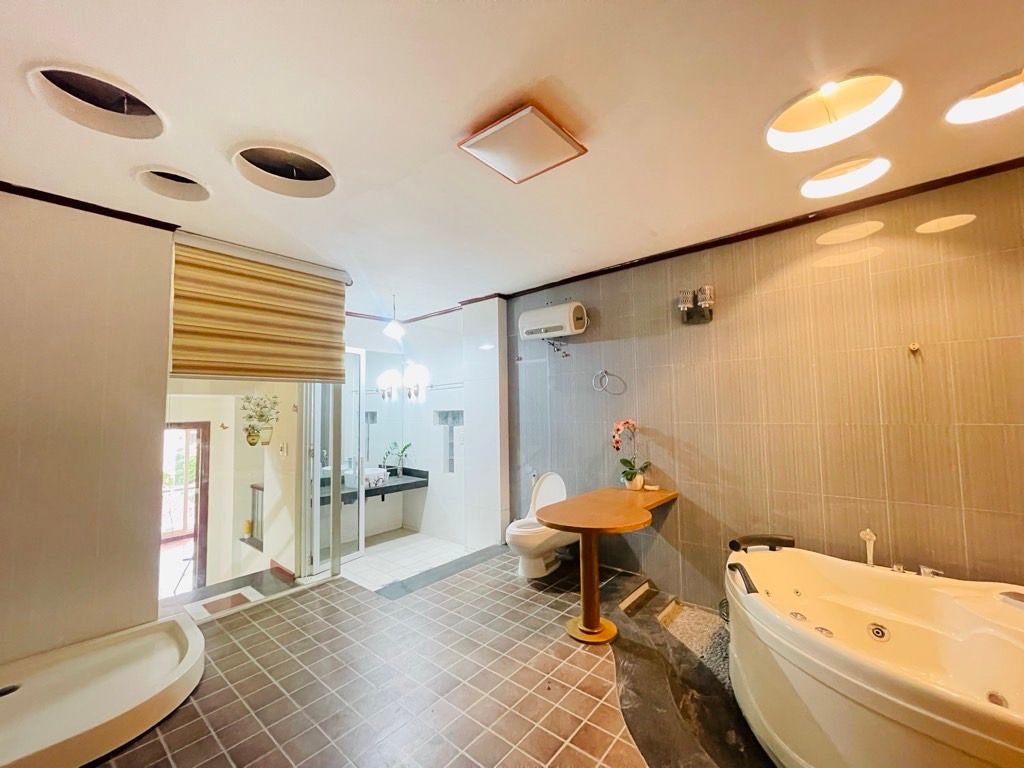 lạc long quân 50m x6 tầng 18,9 tỷ ô tô qua nhà,ngõ thông,full nội thất,5p ra hồ tây 15986296