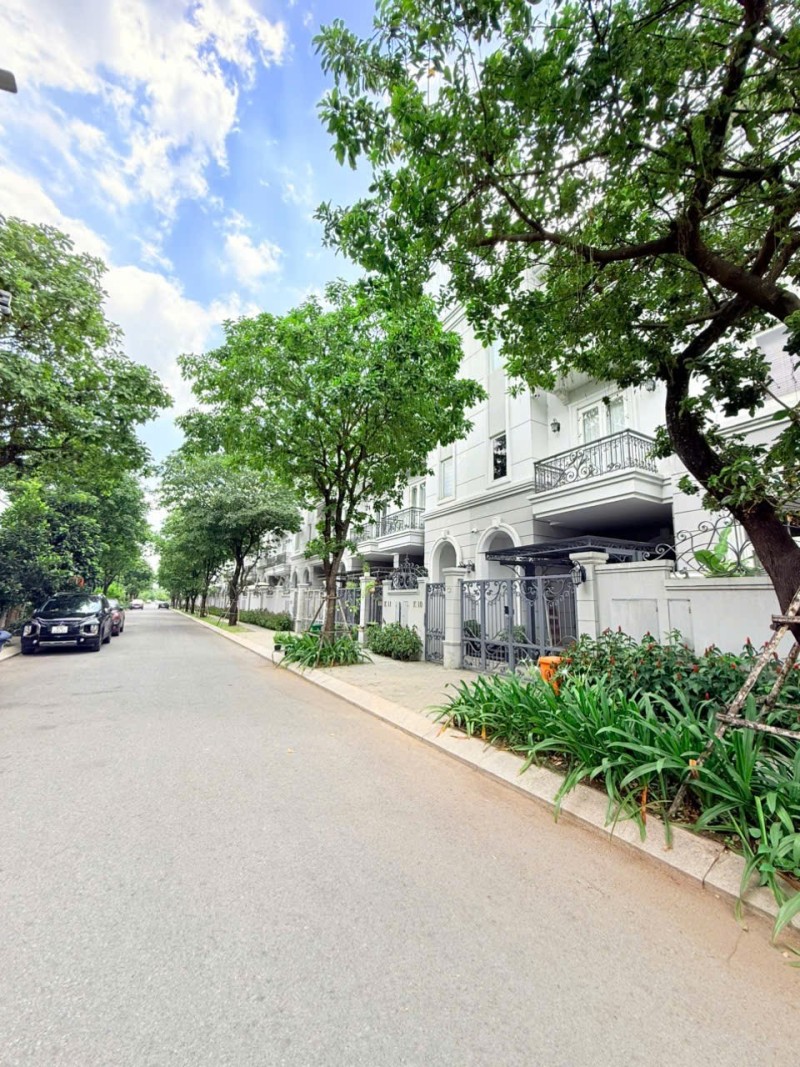 Bán biệt thự liền kề Q2, Phường Cát Lái, TP HCM. DT 120m2, 3 tầng. Giá 16.9 tỷ, SH, N2 15986310