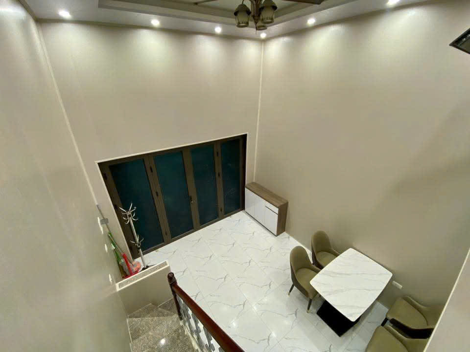 CHO THUÊ NGUYÊN CĂN KIM NGƯU, Ô TÔ ĐỖ CỬA, NỘI THẤT 33M 3,5T, 11TR 0903258273 15986344