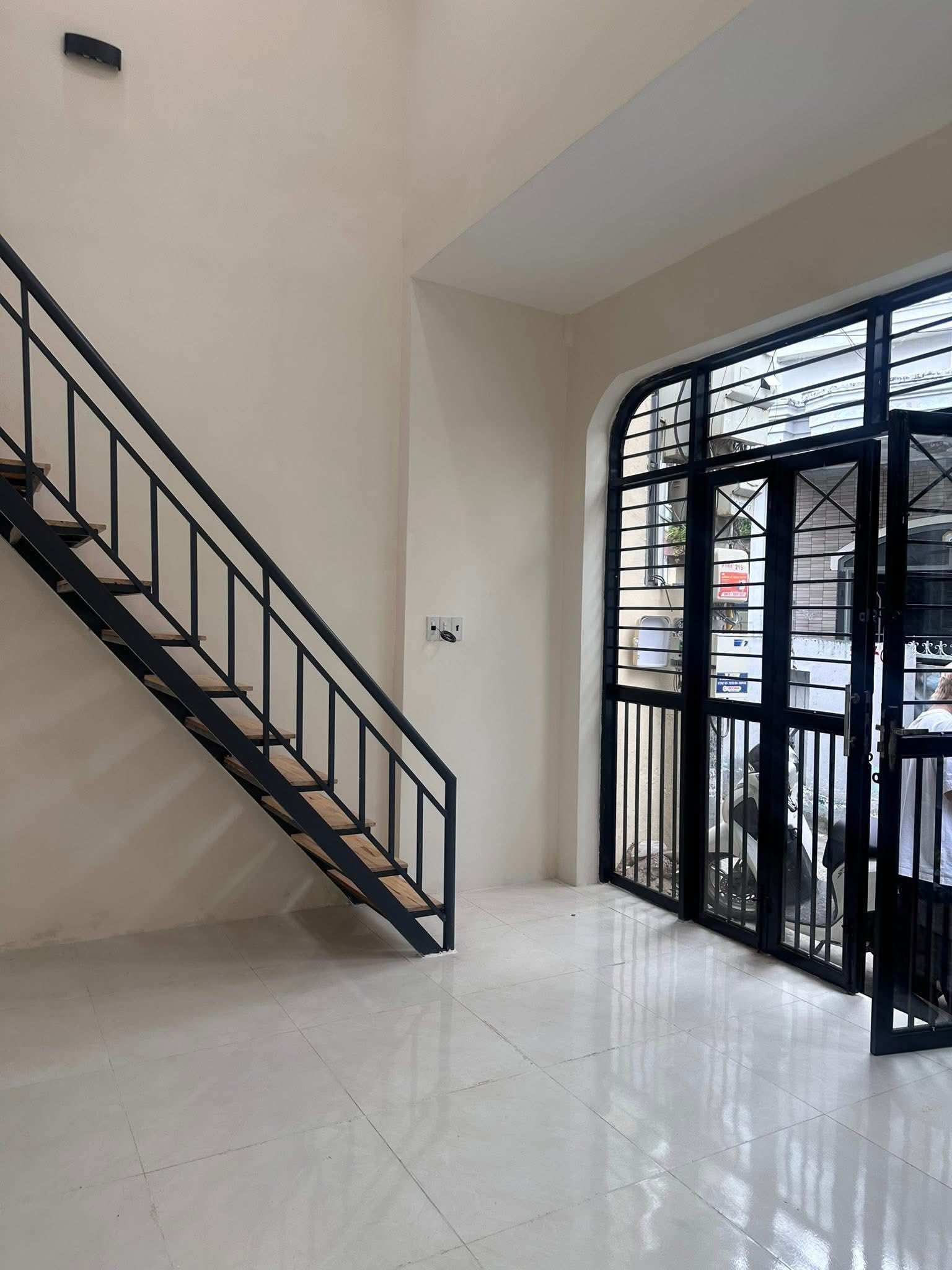 chủ cần bán nhà mới xây hẻm Võ Thị Sáu, gần chung cư PH. 15986633