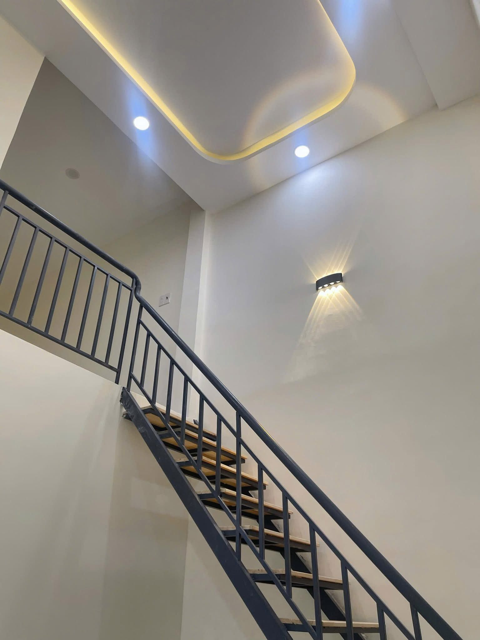 chủ cần bán nhà mới xây hẻm Võ Thị Sáu, gần chung cư PH. 15986633